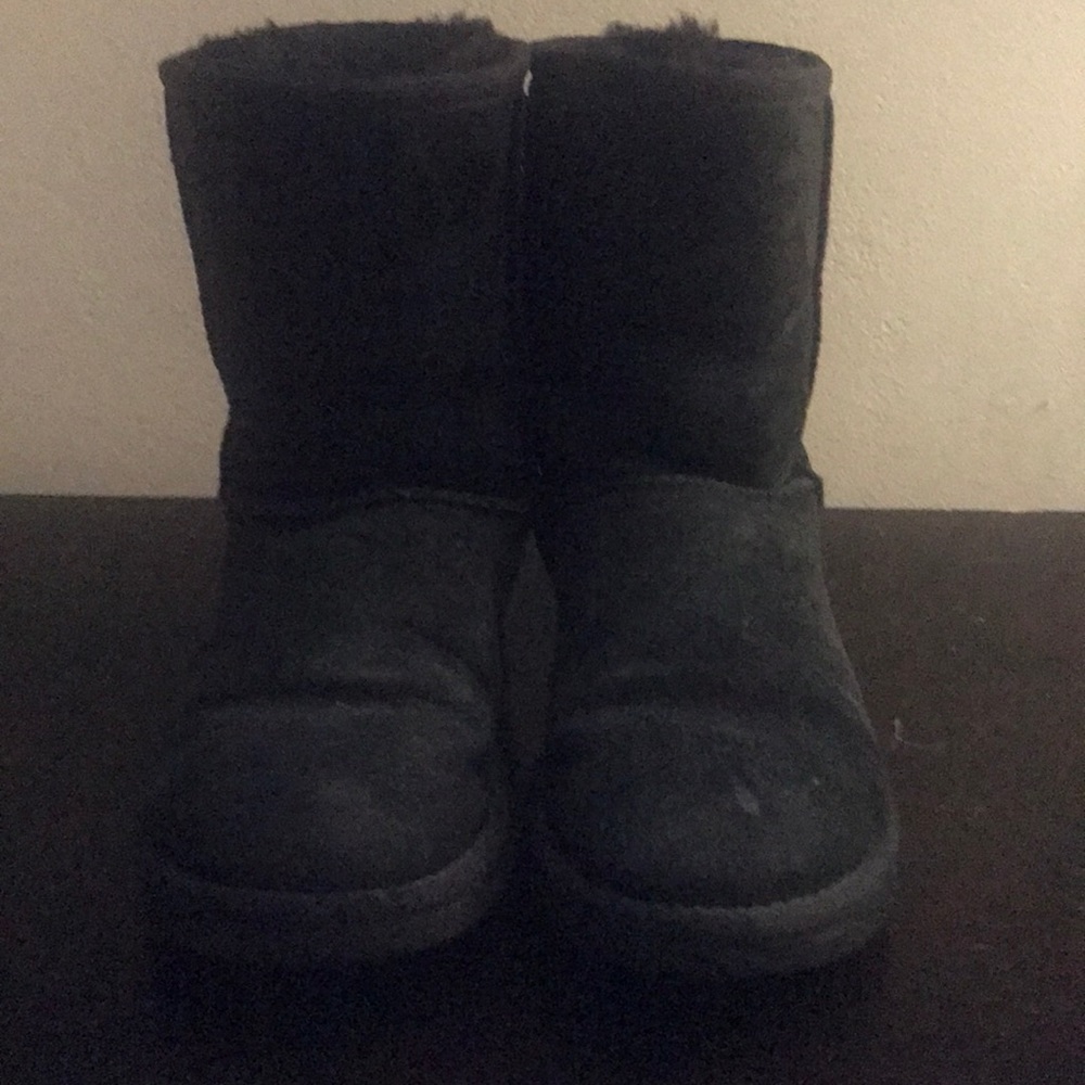 Black Ugg boots.